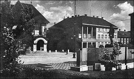 Boční pohled k pomníku T. G. Masaryka v roce 1938.
