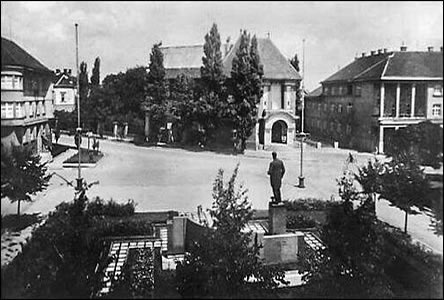 Náměstí svobody a pomník T. G. Masaryka v roce 1938.
