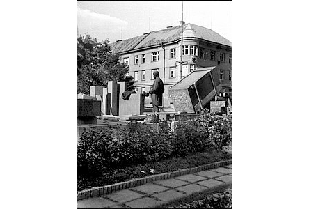 Poválečná obnova pomníku T. G. Masaryka v roce 1945.