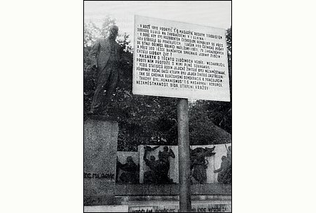 Tabule s textem, dehonestujícím T. G. Masaryka v roce 1961.