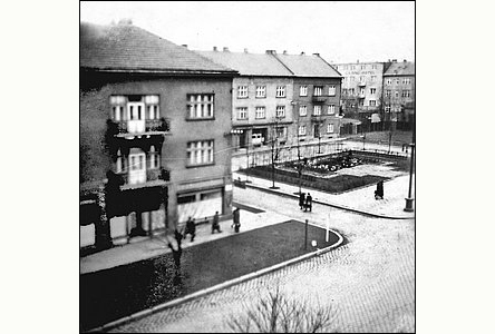 Prázdné místo pomníku T. G. Masaryka po jeho odstranění.