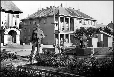 Obnova pomníku T.G.M. v roce 1945, jako by pan prezident kráčel k nádraží.