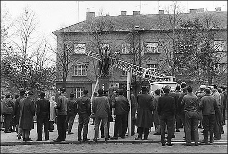 Stavění pomníku prezidenta T. G. Masaryka v roce 1968.
