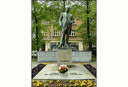 Pomník T. G. Masaryka v roce 2006, ještě bez současných reliéfů v pozadí.