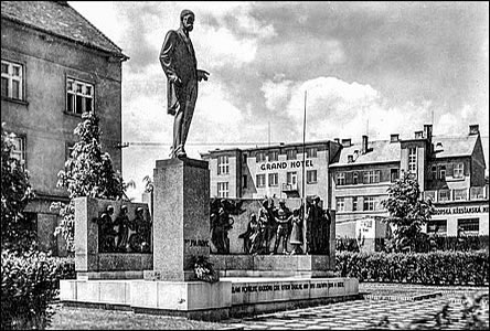 Pomník T. G. Masaryka asi v roce 1935, v pozadí Hotel Grand.