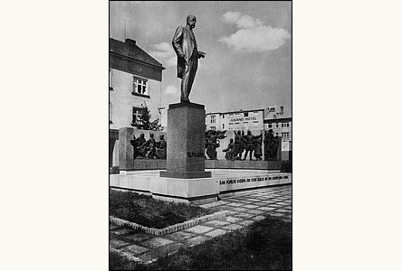 Další z mnoha pohledů na pomnik T. G. Masaryka před rokem 1940.