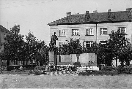 Pomník prezidenta T. G. Masaryka, tentokrát bez reliéfů v pozadí.