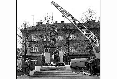 Instalace pomníku T. G. Masaryka na podstavec v roce 1968.