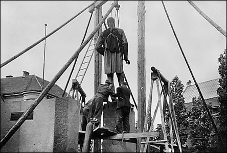 Pravděpodobně foto z první stavby pomníku T.G.M., odhalení bylo 28.9.1931.