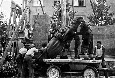 Srpen 1940, z příkazu němců je odstraňována socha prezidenta T.G.M.