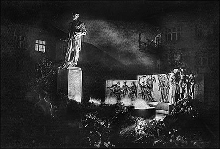 Jedna z mála nočních fotografií původního pomníku T. G. Masaryka.