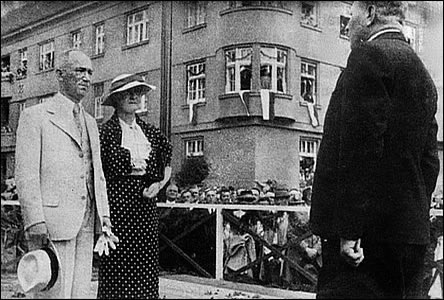 Prezident Beneš s chotí před pomníkem T.G.M. při návštěvě v roce 1947.