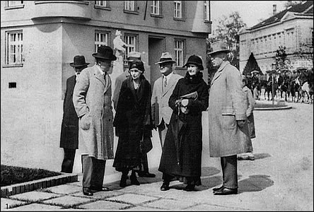 Návštva spisovatelky Gabriely Preissové (vpravo) u pomníku T. G. Masaryka