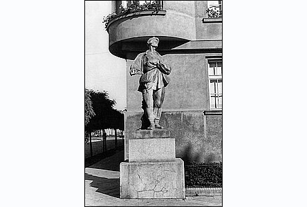 Úprkova socha Hajníka stávala i naproti Domu umlc.
