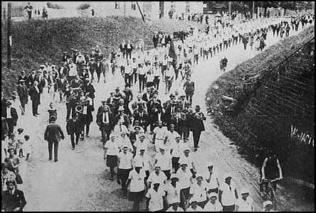 Pochod cvičenců při veřejném cvičení v roce 1925.