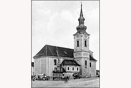 Trh na námstí u kostela, podle auta snad okolo roku 1920.