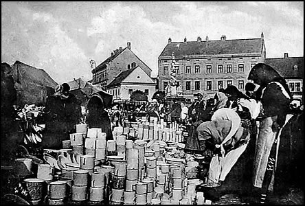 Trh na námstí u kostela asi v roce 1900.