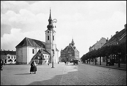 Námstí s kostelem a radnicí okolo roku 1930.