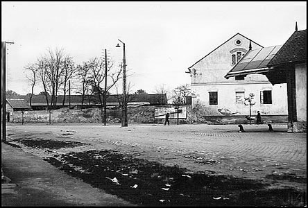 Za zdí byl areál statku, v domku vlevo bývala trafika. Snímek je z roku 1926.