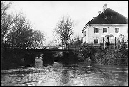 Jalové rameno za radnicí - dřevěný t.zv. hrubý most byl zlikvidován r.1929.