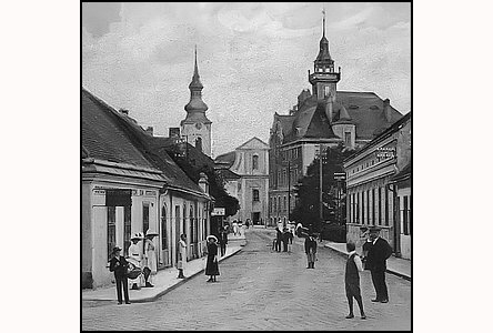 K Zámeckému náměstí asi v roce 1930.