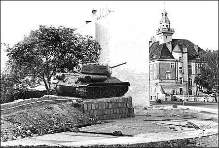 Tank na pomník za radnící pravděpodobně vyjel vlastním pohonem.