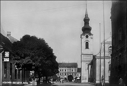 Náměstí u ul. Anenské před r.1930, vlevo tabule hostince U Koutníků.