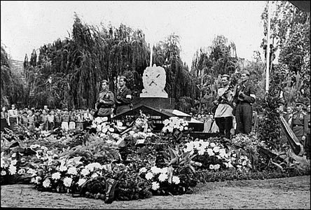 Odhalení pomníku Rudé armádě za radnicí dne 30.7.1945.