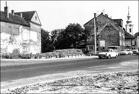 Zámecká ulice k Masarykovu námstí v dob výstavby pomníku s tankem.