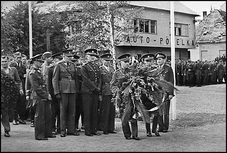 Odhalení pomíku Rudé armád za radnicí dne 30.7.1945.