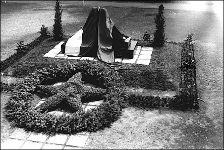 Detailnjší pohled na památník RA za radnicí v roce 1945.