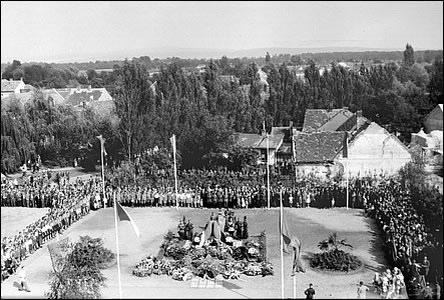 Památník RA byl odhalený 30.7.1945, vlevo Jánošíkova, vpravo id. msteko.