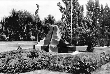 Pomník Rudé armády za radnicí v dob odhalení v roce 1945.