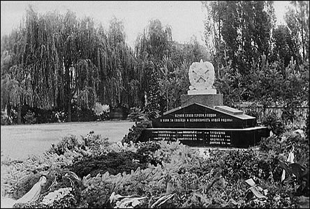 Pomník RA za radnicí okolo roku 1945, v pozadí ulice Jánošíkova.