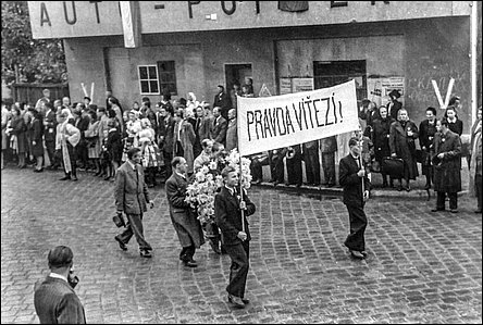 Prvod u Popelkových autodílen pi obnovení pomníku T.G.M. dne 16.9.1945.