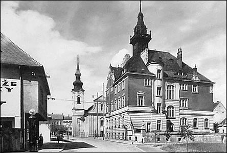 Radnice s původní volnou zadní terasou okolo roku 1945.