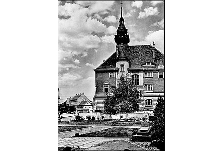 Snímek radnice a památníku Rudé armády, poízený v roce 1957.