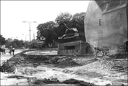 V období zřizování pomníku s tankem prošlo Zámecké náměstí rekonstrukcí.