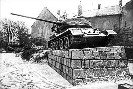 Pomník s tankem, asi jediný snímek s jinak natoenou hlavní tanku.