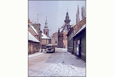 Ulice Zámecká za radnicí v zimě okolo roku 1960.