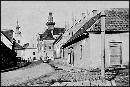 Zámecká ulice, vpravo odbočovala ulice U mlýna do Židovského městečka.