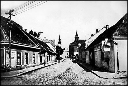 Zámecká ulice před zasypáním Jalové strouhy, tedy před rokem 1928.