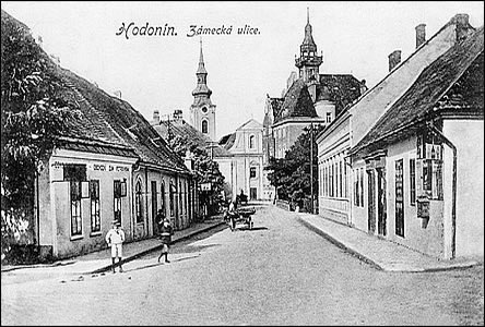 Pohled Zámeckou ulicí k náměstí někdy v době mezi léty 1904 až 1929.