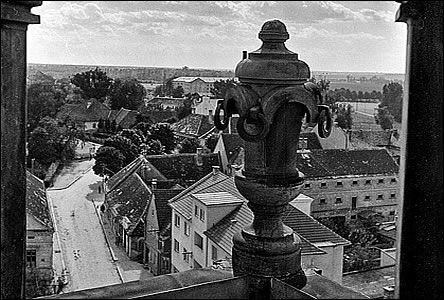 K Zámeckému náměstí pohledem z radniční věže okolo roku 1936.