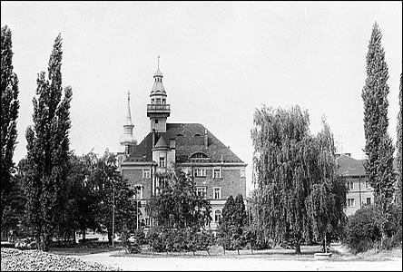 Synagoga je pouze na nkolika fotografiích. Na snímku asi z roku 1930 je park, vybudovaný na míst Jalové strouhy, vlevo je vidt rohová vika synagogy.