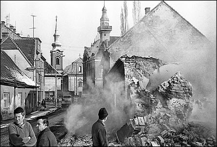 Další snímek z demolice domů Židovského městečka za radnicí.