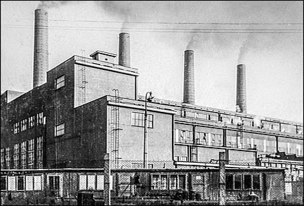 Elektrárna v šedesátých letech pohledem od cesty k Nesytu.