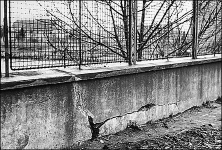 Pohled pes pvodní plot zámeku a rameno Moravy k ulici Koupelní.