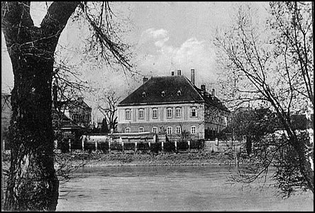 Zámeek v roce 1916, vlevo trochu za stromem budova a komín lihovaru.