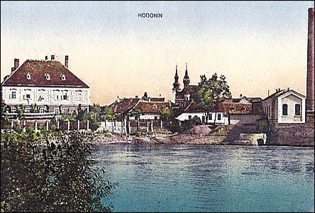 Pohled pes Mlýnské rameno eky Moravy k zámeku v roce 1918.
